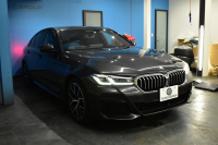 BMW 5シリーズ 523d Xﾄﾞﾗｲﾌﾞ Mｽﾎﾟｰﾂ R7年3月迄新車保証 LCI後期 4WD 新ﾃﾞｻﾞｲﾝｱﾀﾞﾌﾟﾃｨﾌﾞLEDﾍｯﾄﾞﾗｲﾄ ﾋｰﾀｰ付黒革 ｱﾀﾞﾌﾟﾃｨﾌﾞｻｽﾍﾟﾝｼｮﾝ BMWﾗｲﾌﾞｺｸﾋﾟｯﾄ 追従ACC HUD LCW ﾌﾙｾｸﾞ 3Dﾋﾞｭｰ ｽﾃｱﾘﾝｸﾞｻﾎﾟｰﾄ Pｱｼｽﾄﾌﾟﾗｽ 電動ﾄﾗﾝｸ ｽﾏｰﾄｷｰ 2年保証
