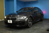 BMW 5シリーズ 523d Xﾄﾞﾗｲﾌﾞ Mｽﾎﾟｰﾂ R7年3月迄新車保証 LCI後期 4WD 新ﾃﾞｻﾞｲﾝｱﾀﾞﾌﾟﾃｨﾌﾞLEDﾍｯﾄﾞﾗｲﾄ ﾋｰﾀｰ付黒革 ｱﾀﾞﾌﾟﾃｨﾌﾞｻｽﾍﾟﾝｼｮﾝ BMWﾗｲﾌﾞｺｸﾋﾟｯﾄ 追従ACC HUD LCW ﾌﾙｾｸﾞ 3Dﾋﾞｭｰ ｽﾃｱﾘﾝｸﾞｻﾎﾟｰﾄ Pｱｼｽﾄﾌﾟﾗｽ 電動ﾄﾗﾝｸ ｽﾏｰﾄｷｰ 2年保証