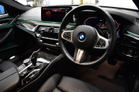 BMW 5シリーズ 523d Xﾄﾞﾗｲﾌﾞ Mｽﾎﾟｰﾂ R7年3月迄新車保証 LCI後期 4WD 新ﾃﾞｻﾞｲﾝｱﾀﾞﾌﾟﾃｨﾌﾞLEDﾍｯﾄﾞﾗｲﾄ ﾋｰﾀｰ付黒革 ｱﾀﾞﾌﾟﾃｨﾌﾞｻｽﾍﾟﾝｼｮﾝ BMWﾗｲﾌﾞｺｸﾋﾟｯﾄ 追従ACC HUD LCW ﾌﾙｾｸﾞ 3Dﾋﾞｭｰ ｽﾃｱﾘﾝｸﾞｻﾎﾟｰﾄ Pｱｼｽﾄﾌﾟﾗｽ 電動ﾄﾗﾝｸ ｽﾏｰﾄｷｰ 2年保証