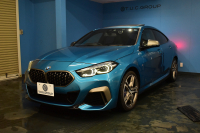 BMW 2シリーズ M235iｸﾞﾗﾝｸｰﾍﾟ Xﾄﾞﾗｲﾌﾞ ﾊﾟﾉﾗﾏｶﾞﾗｽｻﾝﾙｰﾌ  ﾋｰﾀｰ付ﾌﾞﾗｯｸﾚｻﾞｰ HUD 追従ACC  LEDﾍｯﾄﾞﾗｲﾄ Mｽﾎﾟｰﾂﾌﾞﾚｰｷ 車線変更&逸脱&歩行者警告 ﾗｲﾌﾞｺｯｸﾋﾟｯﾄ ｱｯﾌﾟﾙｶｰﾌﾟﾚｲ ﾀｯﾁﾊﾟﾈﾙﾅﾋﾞ Bｶﾒﾗ ｽﾏｰﾄｷｰ 2年保証