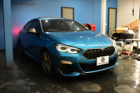 BMW 2シリーズ M235iｸﾞﾗﾝｸｰﾍﾟ Xﾄﾞﾗｲﾌﾞ ﾊﾟﾉﾗﾏｶﾞﾗｽｻﾝﾙｰﾌ  ﾋｰﾀｰ付ﾌﾞﾗｯｸﾚｻﾞｰ HUD 追従ACC  LEDﾍｯﾄﾞﾗｲﾄ Mｽﾎﾟｰﾂﾌﾞﾚｰｷ 車線変更&逸脱&歩行者警告 ﾗｲﾌﾞｺｯｸﾋﾟｯﾄ ｱｯﾌﾟﾙｶｰﾌﾟﾚｲ ﾀｯﾁﾊﾟﾈﾙﾅﾋﾞ Bｶﾒﾗ ｽﾏｰﾄｷｰ 2年保証