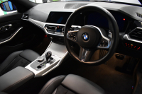 BMW 3シリーズ 320i Mｽﾎﾟｰﾂ G20型 ｺﾝﾌｫｰﾄP ﾊﾟｰｷﾝｸﾞｱｼｽﾄﾌﾟﾗｽ 追従ACC LEDﾍｯﾄﾞﾗｲﾄ  3Dﾋﾞｭｰ全周囲ｶﾒﾗ ﾀｯﾁﾊﾟﾈﾙﾅﾋﾞ ｱｯﾌﾟﾙｶｰﾌﾟﾚｲ  電動ﾄﾗﾝｸ 側面衝突&車線変更&逸脱&歩行者警告 液晶ﾒｰﾀｰ 後退ｱｼｽﾄ Pｱｼｽﾄ ｱｸﾃｨﾌﾞPDC緊急ﾌﾞﾚｰｷ 18AW  2年保証