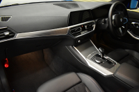 BMW 3シリーズ 320i Mｽﾎﾟｰﾂ G20型 ｺﾝﾌｫｰﾄP ﾊﾟｰｷﾝｸﾞｱｼｽﾄﾌﾟﾗｽ 追従ACC LEDﾍｯﾄﾞﾗｲﾄ  3Dﾋﾞｭｰ全周囲ｶﾒﾗ ﾀｯﾁﾊﾟﾈﾙﾅﾋﾞ ｱｯﾌﾟﾙｶｰﾌﾟﾚｲ  電動ﾄﾗﾝｸ 側面衝突&車線変更&逸脱&歩行者警告 液晶ﾒｰﾀｰ 後退ｱｼｽﾄ Pｱｼｽﾄ ｱｸﾃｨﾌﾞPDC緊急ﾌﾞﾚｰｷ 18AW  2年保証