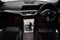 BMW 3シリーズ 320d Xﾄﾞﾗｲﾌﾞ Mｽﾎﾟｰﾂ G20型 4WD ｺﾝﾌｫｰﾄP ｼｰﾄﾋｰﾀｰ  ﾀｯﾁﾊﾟﾈﾙﾅﾋﾞBｶﾒﾗ ｱｯﾌﾟﾙｶｰﾌﾟﾚｲ  追従ACC LEDﾍｯﾄﾞﾗｲﾄ 電動ﾄﾗﾝｸ 側面衝突&車線変更&逸脱&歩行者警告 液晶ﾒｰﾀｰ 後退ｱｼｽﾄ Pｱｼｽﾄ ｱｸﾃｨﾌﾞPDC緊急ﾌﾞﾚｰｷ 18AW  2年保証