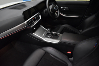 BMW 3シリーズ 320d Xﾄﾞﾗｲﾌﾞ Mｽﾎﾟｰﾂ G20型 4WD ｺﾝﾌｫｰﾄP ｼｰﾄﾋｰﾀｰ  ﾀｯﾁﾊﾟﾈﾙﾅﾋﾞBｶﾒﾗ ｱｯﾌﾟﾙｶｰﾌﾟﾚｲ  追従ACC LEDﾍｯﾄﾞﾗｲﾄ 電動ﾄﾗﾝｸ 側面衝突&車線変更&逸脱&歩行者警告 液晶ﾒｰﾀｰ 後退ｱｼｽﾄ Pｱｼｽﾄ ｱｸﾃｨﾌﾞPDC緊急ﾌﾞﾚｰｷ 18AW  2年保証