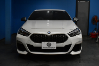 BMW 2シリーズ M235iｸﾞﾗﾝｸｰﾍﾟ Xﾄﾞﾗｲﾌﾞ ｱﾀﾞﾌﾟﾃｨﾌﾞｻｽﾍﾟﾝｼｮﾝ HUD Mｽﾎﾟｰﾂｼｰﾄ 追従ACC  ﾍｷｻｺﾞﾅﾙLEDﾍｯﾄﾞﾗｲﾄ Mｽﾎﾟｰﾂﾌﾞﾚｰｷ 車線変更&逸脱&歩行者警告 ﾗｲﾌﾞｺｯｸﾋﾟｯﾄ ｱｯﾌﾟﾙｶｰﾌﾟﾚｲ ﾀｯﾁﾊﾟﾈﾙﾅﾋﾞ Bｶﾒﾗ ｽﾏｰﾄｷｰ 2年保証