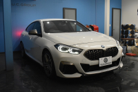 BMW 2シリーズ M235iｸﾞﾗﾝｸｰﾍﾟ Xﾄﾞﾗｲﾌﾞ ﾃﾞﾋﾞｭｰP ｱﾀﾞﾌﾟﾃｨﾌﾞｻｽﾍﾟﾝｼｮﾝ Mｼｰﾄﾍﾞﾙﾄ ﾋｰﾀｰ付Mｽﾎﾟｰﾂｼｰﾄ 追従ACC  ﾍｷｻｺﾞﾅﾙLEDﾍｯﾄﾞﾗｲﾄ Mｽﾎﾟｰﾂﾌﾞﾚｰｷ 車線変更&逸脱&歩行者警告 ﾗｲﾌﾞｺｯｸﾋﾟｯﾄ ｱｯﾌﾟﾙｶｰﾌﾟﾚｲ ﾀｯﾁﾊﾟﾈﾙﾅﾋﾞ Bｶﾒﾗ 2年保証