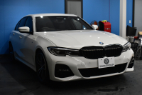 BMW 3シリーズ 330i Mｽﾎﾟｰﾂ G20型 高出力 ｲﾉﾍﾞｰｼｮﾝ&ﾊｲﾗｲﾝ&ｺﾝﾌｫｰﾄP 3Dﾃﾞｻﾞｲﾝﾏﾌﾗｰ&ﾀﾞｳﾝｻｽ ﾚｰｻﾞｰLEDﾗｲﾄ ﾋｰﾀｰ付黒革 HUD ACC 19AW Mｽﾎﾟｰﾂﾌﾞﾚｰｷ ﾊﾟｰｷﾝｸﾞｱｼｽﾄ+  3Dﾋﾞｭｰ全周囲ｶﾒﾗ ﾀｯﾁﾊﾟﾈﾙﾅﾋﾞ ｱｯﾌﾟﾙｶｰﾌﾟﾚｲ 側面衝突&車線変更警告  2年保証