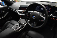 BMW 3シリーズ 330i Mｽﾎﾟｰﾂ G20型 高出力 ｲﾉﾍﾞｰｼｮﾝ&ﾊｲﾗｲﾝ&ｺﾝﾌｫｰﾄP 3Dﾃﾞｻﾞｲﾝﾏﾌﾗｰ&ﾀﾞｳﾝｻｽ ﾚｰｻﾞｰLEDﾗｲﾄ ﾋｰﾀｰ付黒革 HUD ACC 19AW Mｽﾎﾟｰﾂﾌﾞﾚｰｷ ﾊﾟｰｷﾝｸﾞｱｼｽﾄ+  3Dﾋﾞｭｰ全周囲ｶﾒﾗ ﾀｯﾁﾊﾟﾈﾙﾅﾋﾞ ｱｯﾌﾟﾙｶｰﾌﾟﾚｲ 側面衝突&車線変更警告  2年保証