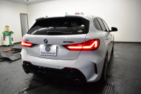 BMW 1シリーズ M135i xDrive 4WD ﾃﾞﾋﾞｭｰP ｺﾝﾌｫｰﾄ&ﾅﾋﾞｹﾞｰｼｮﾝP ﾋｰﾀｰ付ﾌﾞﾗｯｸﾚｻﾞｰMｽﾎﾟｰﾂｼｰﾄ 可変ｻｽﾍﾟﾝｼｮﾝ Mｼｰﾄﾍﾞﾙﾄ Mｽﾎﾟｰﾂﾌﾞﾚｰｷ ACC Pｱｼｽﾄ BMWﾗｲﾌﾞｺｯｸﾋﾟｯﾄ ﾀｯﾁﾊﾟﾈﾙﾅﾋﾞ ｱｯﾌﾟﾙｶｰﾌﾟﾚｲ ﾍｷｻｺﾞﾅﾙLEDﾍｯﾄﾞﾗｲﾄ  2年保証