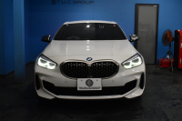 BMW 1シリーズ M135i xDrive 4WD ﾃﾞﾋﾞｭｰP ｺﾝﾌｫｰﾄ&ﾅﾋﾞｹﾞｰｼｮﾝP ﾋｰﾀｰ付ﾌﾞﾗｯｸﾚｻﾞｰMｽﾎﾟｰﾂｼｰﾄ 可変ｻｽﾍﾟﾝｼｮﾝ Mｼｰﾄﾍﾞﾙﾄ Mｽﾎﾟｰﾂﾌﾞﾚｰｷ ACC Pｱｼｽﾄ BMWﾗｲﾌﾞｺｯｸﾋﾟｯﾄ ﾀｯﾁﾊﾟﾈﾙﾅﾋﾞ ｱｯﾌﾟﾙｶｰﾌﾟﾚｲ ﾍｷｻｺﾞﾅﾙLEDﾍｯﾄﾞﾗｲﾄ  2年保証