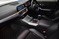 BMW 3シリーズ 320i Mｽﾎﾟｰﾂ G20型 ﾊﾟｰｷﾝｸﾞｱｼｽﾄﾌﾟﾗｽ 追従ACC LEDﾍｯﾄﾞﾗｲﾄ ｼｰﾄﾋｰﾀｰ 3Dﾋﾞｭｰ全周囲ｶﾒﾗ ﾀｯﾁﾊﾟﾈﾙﾅﾋﾞ ｱｯﾌﾟﾙｶｰﾌﾟﾚｲ 側面衝突&車線変更&逸脱&歩行者警告 液晶ﾒｰﾀｰ 後退ｱｼｽﾄ ｱｸﾃｨﾌﾞPDC緊急ﾌﾞﾚｰｷ 18AW  2年保証