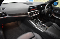 BMW 3シリーズ 330i Mｽﾎﾟｰﾂ G20型 高出力 ｲﾉﾍﾞｰｼｮﾝ&ﾊｲﾗｲﾝ&ｺﾝﾌｫｰﾄP ﾚｰｻﾞｰLEDﾗｲﾄ ﾋｰﾀｰ付黒革 HUD ACC 18AW Mｽﾎﾟｰﾂﾌﾞﾚｰｷ ﾊﾟｰｷﾝｸﾞｱｼｽﾄ+  3Dﾋﾞｭｰ全周囲ｶﾒﾗ ﾀｯﾁﾊﾟﾈﾙﾅﾋﾞ ｱｯﾌﾟﾙｶｰﾌﾟﾚｲ 側面衝突&車線変更警告  2年保証