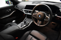 BMW 3シリーズ 330i Mｽﾎﾟｰﾂ G20型 高出力 ｲﾉﾍﾞｰｼｮﾝ&ﾊｲﾗｲﾝ&ｺﾝﾌｫｰﾄP ﾚｰｻﾞｰLEDﾗｲﾄ ﾋｰﾀｰ付黒革 HUD ACC 18AW Mｽﾎﾟｰﾂﾌﾞﾚｰｷ ﾊﾟｰｷﾝｸﾞｱｼｽﾄ+  3Dﾋﾞｭｰ全周囲ｶﾒﾗ ﾀｯﾁﾊﾟﾈﾙﾅﾋﾞ ｱｯﾌﾟﾙｶｰﾌﾟﾚｲ 側面衝突&車線変更警告  2年保証