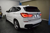 BMW X1 Xdrive20i Mｽﾎﾟｰﾂ 中期 4WD ｱﾄﾞﾊﾞﾝｽﾄﾞｱｸﾃｨﾌﾞｾｰﾌﾃｨ&ｺﾝﾌｫｰﾄP 追従ACC HUD ﾋｰﾀｰ付黒革 ｱﾙﾊﾟｲﾝ製後席用ﾓﾆﾀｰ ﾌﾙｾｸﾞTV  NEWﾃﾞｻﾞｲﾝﾒｰﾀｰ 電子ｼﾌﾄ ﾀｯﾁﾊﾟﾈﾙﾅﾋﾞBｶﾒﾗ Pｱｼｽﾄ LEDﾍｯﾄﾞﾗｲﾄ 衝突軽減 車線逸脱&歩行者警告 電動Rｹﾞｰﾄ 2年保証