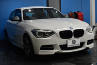 BMW 1シリーズ M135i 直6ﾀｰﾎﾞ320馬力 ｱﾀﾞﾌﾟﾃｨﾌﾞMｻｽ 大型ﾌﾞﾚｰｷｼｽﾃﾑ ｱﾙｶﾝﾀｰﾗ電動ｽﾎﾟｰﾂｼｰﾄ ﾀｯﾁﾊﾟｯﾄﾞ付iﾄﾞﾗｲﾌﾞHDDﾅﾋﾞ Bｶﾒﾗ ﾘｱPDC ﾊﾟﾄﾞﾙｼﾌﾄ 専用18AW ｽﾏｰﾄｷｰ DSRC 2年保証