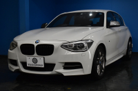 BMW 1シリーズ M135i 直6ﾀｰﾎﾞ320馬力 ｱﾀﾞﾌﾟﾃｨﾌﾞMｻｽ 大型ﾌﾞﾚｰｷｼｽﾃﾑ ｱﾙｶﾝﾀｰﾗ電動ｽﾎﾟｰﾂｼｰﾄ ﾀｯﾁﾊﾟｯﾄﾞ付iﾄﾞﾗｲﾌﾞHDDﾅﾋﾞ Bｶﾒﾗ ﾘｱPDC ﾊﾟﾄﾞﾙｼﾌﾄ 専用18AW ｽﾏｰﾄｷｰ DSRC 2年保証