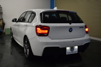 BMW 1シリーズ M135i 直6ﾀｰﾎﾞ320馬力 ｱﾀﾞﾌﾟﾃｨﾌﾞMｻｽ 大型ﾌﾞﾚｰｷｼｽﾃﾑ ｱﾙｶﾝﾀｰﾗ電動ｽﾎﾟｰﾂｼｰﾄ ﾀｯﾁﾊﾟｯﾄﾞ付iﾄﾞﾗｲﾌﾞHDDﾅﾋﾞ Bｶﾒﾗ ﾘｱPDC ﾊﾟﾄﾞﾙｼﾌﾄ 専用18AW ｽﾏｰﾄｷｰ DSRC 2年保証