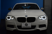 BMW 1シリーズ M135i 直6ﾀｰﾎﾞ320馬力 ｱﾀﾞﾌﾟﾃｨﾌﾞMｻｽ 大型ﾌﾞﾚｰｷｼｽﾃﾑ ｱﾙｶﾝﾀｰﾗ電動ｽﾎﾟｰﾂｼｰﾄ ﾀｯﾁﾊﾟｯﾄﾞ付iﾄﾞﾗｲﾌﾞHDDﾅﾋﾞ Bｶﾒﾗ ﾘｱPDC ﾊﾟﾄﾞﾙｼﾌﾄ 専用18AW ｽﾏｰﾄｷｰ DSRC 2年保証