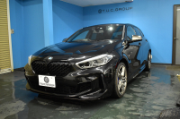 BMW 1シリーズ M135i xDrive ﾌﾙﾀｲﾑ4WD ｺﾝﾌｫｰﾄ&ﾅﾋﾞｹﾞｰｼｮﾝP Mｽﾎﾟｰﾂｼｰﾄ Mｽﾎﾟｰﾂﾌﾞﾚｰｷ 追従ACC Pｱｼｽﾄ BMWﾗｲﾌﾞｺｯｸﾋﾟｯﾄ ﾋｰﾀｰ付ｱﾙｶﾝﾀｰﾗｺﾝﾋﾞｽﾎﾟｰﾂｼｰﾄ ﾀｯﾁﾊﾟﾈﾙﾅﾋﾞ ｱｯﾌﾟﾙｶｰﾌﾟﾚｲ ﾍｷｻｺﾞﾅﾙLEDﾍｯﾄﾞﾗｲﾄ 電動Rｹﾞｰﾄ 2年保証