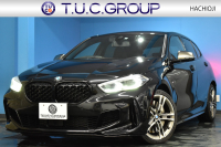 BMW 1シリーズ M135i xDrive ﾌﾙﾀｲﾑ4WD ｺﾝﾌｫｰﾄ&ﾅﾋﾞｹﾞｰｼｮﾝP Mｽﾎﾟｰﾂｼｰﾄ Mｽﾎﾟｰﾂﾌﾞﾚｰｷ 追従ACC Pｱｼｽﾄ BMWﾗｲﾌﾞｺｯｸﾋﾟｯﾄ ﾋｰﾀｰ付ｱﾙｶﾝﾀｰﾗｺﾝﾋﾞｽﾎﾟｰﾂｼｰﾄ ﾀｯﾁﾊﾟﾈﾙﾅﾋﾞ ｱｯﾌﾟﾙｶｰﾌﾟﾚｲ ﾍｷｻｺﾞﾅﾙLEDﾍｯﾄﾞﾗｲﾄ 電動Rｹﾞｰﾄ 2年保証