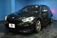 BMW 1シリーズ M135i xDrive ﾌﾙﾀｲﾑ4WD ｺﾝﾌｫｰﾄ&ﾅﾋﾞｹﾞｰｼｮﾝP Mｽﾎﾟｰﾂｼｰﾄ Mｽﾎﾟｰﾂﾌﾞﾚｰｷ 追従ACC Pｱｼｽﾄ BMWﾗｲﾌﾞｺｯｸﾋﾟｯﾄ ﾋｰﾀｰ付ｱﾙｶﾝﾀｰﾗｺﾝﾋﾞｽﾎﾟｰﾂｼｰﾄ ﾀｯﾁﾊﾟﾈﾙﾅﾋﾞ ｱｯﾌﾟﾙｶｰﾌﾟﾚｲ ﾍｷｻｺﾞﾅﾙLEDﾍｯﾄﾞﾗｲﾄ 電動Rｹﾞｰﾄ 2年保証