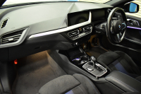 BMW 1シリーズ M135i xDrive ﾌﾙﾀｲﾑ4WD ｺﾝﾌｫｰﾄ&ﾅﾋﾞｹﾞｰｼｮﾝP Mｽﾎﾟｰﾂｼｰﾄ Mｽﾎﾟｰﾂﾌﾞﾚｰｷ 追従ACC Pｱｼｽﾄ BMWﾗｲﾌﾞｺｯｸﾋﾟｯﾄ ﾋｰﾀｰ付ｱﾙｶﾝﾀｰﾗｺﾝﾋﾞｽﾎﾟｰﾂｼｰﾄ ﾀｯﾁﾊﾟﾈﾙﾅﾋﾞ ｱｯﾌﾟﾙｶｰﾌﾟﾚｲ ﾍｷｻｺﾞﾅﾙLEDﾍｯﾄﾞﾗｲﾄ 電動Rｹﾞｰﾄ 2年保証