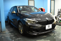 BMW 1シリーズ M135i xDrive ﾌﾙﾀｲﾑ4WD ｺﾝﾌｫｰﾄ&ﾅﾋﾞｹﾞｰｼｮﾝP Mｽﾎﾟｰﾂｼｰﾄ Mｽﾎﾟｰﾂﾌﾞﾚｰｷ 追従ACC Pｱｼｽﾄ BMWﾗｲﾌﾞｺｯｸﾋﾟｯﾄ ﾋｰﾀｰ付ｱﾙｶﾝﾀｰﾗｺﾝﾋﾞｽﾎﾟｰﾂｼｰﾄ ﾀｯﾁﾊﾟﾈﾙﾅﾋﾞ ｱｯﾌﾟﾙｶｰﾌﾟﾚｲ ﾍｷｻｺﾞﾅﾙLEDﾍｯﾄﾞﾗｲﾄ 電動Rｹﾞｰﾄ 2年保証