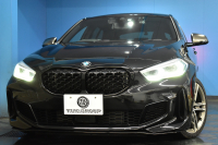 BMW 1シリーズ M135i xDrive ﾌﾙﾀｲﾑ4WD ｺﾝﾌｫｰﾄ&ﾅﾋﾞｹﾞｰｼｮﾝP Mｽﾎﾟｰﾂｼｰﾄ Mｽﾎﾟｰﾂﾌﾞﾚｰｷ 追従ACC Pｱｼｽﾄ BMWﾗｲﾌﾞｺｯｸﾋﾟｯﾄ ﾋｰﾀｰ付ｱﾙｶﾝﾀｰﾗｺﾝﾋﾞｽﾎﾟｰﾂｼｰﾄ ﾀｯﾁﾊﾟﾈﾙﾅﾋﾞ ｱｯﾌﾟﾙｶｰﾌﾟﾚｲ ﾍｷｻｺﾞﾅﾙLEDﾍｯﾄﾞﾗｲﾄ 電動Rｹﾞｰﾄ 2年保証