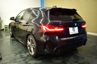BMW 1シリーズ M135i xDrive ﾌﾙﾀｲﾑ4WD ｺﾝﾌｫｰﾄ&ﾅﾋﾞｹﾞｰｼｮﾝP Mｽﾎﾟｰﾂｼｰﾄ Mｽﾎﾟｰﾂﾌﾞﾚｰｷ 追従ACC Pｱｼｽﾄ BMWﾗｲﾌﾞｺｯｸﾋﾟｯﾄ ﾋｰﾀｰ付ｱﾙｶﾝﾀｰﾗｺﾝﾋﾞｽﾎﾟｰﾂｼｰﾄ ﾀｯﾁﾊﾟﾈﾙﾅﾋﾞ ｱｯﾌﾟﾙｶｰﾌﾟﾚｲ ﾍｷｻｺﾞﾅﾙLEDﾍｯﾄﾞﾗｲﾄ 電動Rｹﾞｰﾄ 2年保証