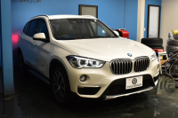 BMW X1 Xdrive20i Xﾗｲﾝ 4WD 1ｵｰﾅｰ  ｱﾄﾞﾊﾞﾝｽﾄﾞｱｸﾃｨﾌﾞｾｰﾌﾃｨP 追従ACC HUD ﾋｰﾀｰ付茶革 ﾀｯﾁﾊﾟｯﾄﾞﾅﾋﾞBｶﾒﾗ Pｱｼｽﾄ前後PDC LEDﾍｯﾄﾞﾗｲﾄ 衝突軽減 車線逸脱&歩行者警告 電動Rｹﾞｰﾄ ｳｯﾄﾞｲﾝﾃﾘｱ ﾄﾞﾗﾊﾟﾌｫ 19AW 2年保証