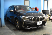 BMW 1シリーズ M135i xDrive 4WD ﾌﾟﾗｽ&ｽﾄﾚｰｼﾞ&ﾅﾋﾞｹﾞｰｼｮﾝP ﾋｰﾀｰ付ﾏｸﾞﾏﾚｯﾄﾞﾀﾞｺﾀﾚｻﾞｰ ｱﾀﾞﾌﾟﾃｨﾌﾞｻｽ Mｽﾎﾟｰﾂｼｰﾄ Mｽﾎﾟｰﾂﾌﾞﾚｰｷ Mｼｰﾄﾍﾞﾙﾄ 追従ACC Pｱｼｽﾄ ﾗｲﾌﾞｺｯｸﾋﾟｯﾄ ﾀｯﾁﾊﾟﾈﾙﾅﾋﾞ ｱｯﾌﾟﾙｶｰﾌﾟﾚｲ LEDﾍｯﾄﾞﾗｲﾄ 2年保証