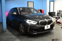BMW 1シリーズ M135i xDrive 4WD ﾌﾟﾗｽ&ｽﾄﾚｰｼﾞ&ﾅﾋﾞｹﾞｰｼｮﾝP ﾋｰﾀｰ付ﾏｸﾞﾏﾚｯﾄﾞﾀﾞｺﾀﾚｻﾞｰ ｱﾀﾞﾌﾟﾃｨﾌﾞｻｽ Mｽﾎﾟｰﾂｼｰﾄ Mｽﾎﾟｰﾂﾌﾞﾚｰｷ Mｼｰﾄﾍﾞﾙﾄ 追従ACC Pｱｼｽﾄ ﾗｲﾌﾞｺｯｸﾋﾟｯﾄ ﾀｯﾁﾊﾟﾈﾙﾅﾋﾞ ｱｯﾌﾟﾙｶｰﾌﾟﾚｲ LEDﾍｯﾄﾞﾗｲﾄ 2年保証