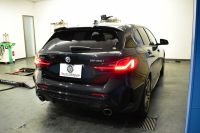 BMW 1シリーズ M135i xDrive 4WD ﾌﾟﾗｽ&ｽﾄﾚｰｼﾞ&ﾅﾋﾞｹﾞｰｼｮﾝP ﾋｰﾀｰ付ﾏｸﾞﾏﾚｯﾄﾞﾀﾞｺﾀﾚｻﾞｰ ｱﾀﾞﾌﾟﾃｨﾌﾞｻｽ Mｽﾎﾟｰﾂｼｰﾄ Mｽﾎﾟｰﾂﾌﾞﾚｰｷ Mｼｰﾄﾍﾞﾙﾄ 追従ACC Pｱｼｽﾄ ﾗｲﾌﾞｺｯｸﾋﾟｯﾄ ﾀｯﾁﾊﾟﾈﾙﾅﾋﾞ ｱｯﾌﾟﾙｶｰﾌﾟﾚｲ LEDﾍｯﾄﾞﾗｲﾄ 2年保証