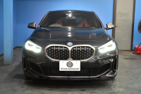 BMW 1シリーズ M135i xDrive 4WD ﾌﾟﾗｽ&ｽﾄﾚｰｼﾞ&ﾅﾋﾞｹﾞｰｼｮﾝP ﾋｰﾀｰ付ﾏｸﾞﾏﾚｯﾄﾞﾀﾞｺﾀﾚｻﾞｰ ｱﾀﾞﾌﾟﾃｨﾌﾞｻｽ Mｽﾎﾟｰﾂｼｰﾄ Mｽﾎﾟｰﾂﾌﾞﾚｰｷ Mｼｰﾄﾍﾞﾙﾄ 追従ACC Pｱｼｽﾄ ﾗｲﾌﾞｺｯｸﾋﾟｯﾄ ﾀｯﾁﾊﾟﾈﾙﾅﾋﾞ ｱｯﾌﾟﾙｶｰﾌﾟﾚｲ LEDﾍｯﾄﾞﾗｲﾄ 2年保証