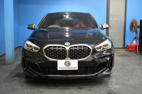 BMW 1シリーズ M135i xDrive 4WD ﾌﾟﾗｽ&ｽﾄﾚｰｼﾞ&ﾅﾋﾞｹﾞｰｼｮﾝP ﾋｰﾀｰ付ﾏｸﾞﾏﾚｯﾄﾞﾀﾞｺﾀﾚｻﾞｰ ｱﾀﾞﾌﾟﾃｨﾌﾞｻｽ Mｽﾎﾟｰﾂｼｰﾄ Mｽﾎﾟｰﾂﾌﾞﾚｰｷ Mｼｰﾄﾍﾞﾙﾄ 追従ACC Pｱｼｽﾄ ﾗｲﾌﾞｺｯｸﾋﾟｯﾄ ﾀｯﾁﾊﾟﾈﾙﾅﾋﾞ ｱｯﾌﾟﾙｶｰﾌﾟﾚｲ LEDﾍｯﾄﾞﾗｲﾄ 2年保証