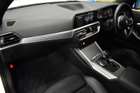 BMW 3シリーズ 320i Mｽﾎﾟｰﾂ ｺﾝﾌｫｰﾄP HUD ｼﾞｪｽﾁｬｰｺﾝﾄﾛｰﾙ付ﾀｯﾁﾊﾟﾈﾙﾅﾋﾞ ﾊﾟｰｷﾝｸﾞｱｼｽﾄﾌﾟﾗｽ 追従ACC LEDﾍｯﾄﾞﾗｲﾄ ｼｰﾄﾋｰﾀｰ 3Dﾋﾞｭｰ全周囲ｶﾒﾗ ｱｯﾌﾟﾙｶｰﾌﾟﾚｲ 側面衝突&車線変更&逸脱&歩行者警告 液晶ﾒｰﾀｰ 後退ｱｼｽﾄ ｱｸﾃｨﾌﾞPDC緊急ﾌﾞﾚｰｷ  2年保証