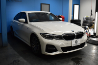 BMW 3シリーズ 320i Mｽﾎﾟｰﾂ ｺﾝﾌｫｰﾄP HUD ｼﾞｪｽﾁｬｰｺﾝﾄﾛｰﾙ付ﾀｯﾁﾊﾟﾈﾙﾅﾋﾞ ﾊﾟｰｷﾝｸﾞｱｼｽﾄﾌﾟﾗｽ 追従ACC LEDﾍｯﾄﾞﾗｲﾄ ｼｰﾄﾋｰﾀｰ 3Dﾋﾞｭｰ全周囲ｶﾒﾗ ｱｯﾌﾟﾙｶｰﾌﾟﾚｲ 側面衝突&車線変更&逸脱&歩行者警告 液晶ﾒｰﾀｰ 後退ｱｼｽﾄ ｱｸﾃｨﾌﾞPDC緊急ﾌﾞﾚｰｷ  2年保証