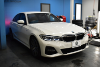 BMW 3シリーズ 320i Mｽﾎﾟｰﾂ ｺﾝﾌｫｰﾄP HUD ｼﾞｪｽﾁｬｰｺﾝﾄﾛｰﾙ付ﾀｯﾁﾊﾟﾈﾙﾅﾋﾞ ﾊﾟｰｷﾝｸﾞｱｼｽﾄﾌﾟﾗｽ 追従ACC LEDﾍｯﾄﾞﾗｲﾄ ｼｰﾄﾋｰﾀｰ 3Dﾋﾞｭｰ全周囲ｶﾒﾗ ｱｯﾌﾟﾙｶｰﾌﾟﾚｲ 側面衝突&車線変更&逸脱&歩行者警告 液晶ﾒｰﾀｰ 後退ｱｼｽﾄ ｱｸﾃｨﾌﾞPDC緊急ﾌﾞﾚｰｷ  2年保証