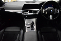 BMW 3シリーズ 320i Mｽﾎﾟｰﾂ ｺﾝﾌｫｰﾄP HUD ｼﾞｪｽﾁｬｰｺﾝﾄﾛｰﾙ付ﾀｯﾁﾊﾟﾈﾙﾅﾋﾞ ﾊﾟｰｷﾝｸﾞｱｼｽﾄﾌﾟﾗｽ 追従ACC LEDﾍｯﾄﾞﾗｲﾄ ｼｰﾄﾋｰﾀｰ 3Dﾋﾞｭｰ全周囲ｶﾒﾗ ｱｯﾌﾟﾙｶｰﾌﾟﾚｲ 側面衝突&車線変更&逸脱&歩行者警告 液晶ﾒｰﾀｰ 後退ｱｼｽﾄ ｱｸﾃｨﾌﾞPDC緊急ﾌﾞﾚｰｷ  2年保証