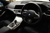 BMW 3シリーズ 320i Mｽﾎﾟｰﾂ ｺﾝﾌｫｰﾄP HUD ｼﾞｪｽﾁｬｰｺﾝﾄﾛｰﾙ付ﾀｯﾁﾊﾟﾈﾙﾅﾋﾞ ﾊﾟｰｷﾝｸﾞｱｼｽﾄﾌﾟﾗｽ 追従ACC LEDﾍｯﾄﾞﾗｲﾄ ｼｰﾄﾋｰﾀｰ 3Dﾋﾞｭｰ全周囲ｶﾒﾗ ｱｯﾌﾟﾙｶｰﾌﾟﾚｲ 側面衝突&車線変更&逸脱&歩行者警告 液晶ﾒｰﾀｰ 後退ｱｼｽﾄ ｱｸﾃｨﾌﾞPDC緊急ﾌﾞﾚｰｷ  2年保証