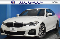 BMW 3シリーズ 320i Mｽﾎﾟｰﾂ ｺﾝﾌｫｰﾄP ｵﾌﾟｼｮﾝHUD 全周囲ｶﾒﾗ3Dﾋﾞｭｰ ﾜｲﾔﾚｽ充電 電動ﾄﾗﾝｸ ﾋｰﾀｰ付ｱﾙｶﾝﾀｰﾗｺﾝﾋﾞ ﾀｯﾁﾊﾟﾈﾙﾅﾋﾞ ｱｯﾌﾟﾙｶｰﾌﾟﾚｲ 追従ACC LEDﾍｯﾄﾞﾗｲﾄ 側面衝突&車線変更&逸脱&歩行者警告 液晶ﾒｰﾀｰ 後退ｱｼｽﾄ Pｱｼｽﾄ 2年保証