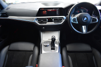 BMW 3シリーズ 320i Mｽﾎﾟｰﾂ ｺﾝﾌｫｰﾄP ｵﾌﾟｼｮﾝHUD 全周囲ｶﾒﾗ3Dﾋﾞｭｰ ﾜｲﾔﾚｽ充電 電動ﾄﾗﾝｸ ﾋｰﾀｰ付ｱﾙｶﾝﾀｰﾗｺﾝﾋﾞ ﾀｯﾁﾊﾟﾈﾙﾅﾋﾞ ｱｯﾌﾟﾙｶｰﾌﾟﾚｲ 追従ACC LEDﾍｯﾄﾞﾗｲﾄ 側面衝突&車線変更&逸脱&歩行者警告 液晶ﾒｰﾀｰ 後退ｱｼｽﾄ Pｱｼｽﾄ 2年保証