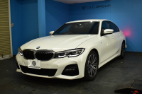 BMW 3シリーズ 320i Mｽﾎﾟｰﾂ ｺﾝﾌｫｰﾄP ｵﾌﾟｼｮﾝHUD 全周囲ｶﾒﾗ3Dﾋﾞｭｰ ﾜｲﾔﾚｽ充電 電動ﾄﾗﾝｸ ﾋｰﾀｰ付ｱﾙｶﾝﾀｰﾗｺﾝﾋﾞ ﾀｯﾁﾊﾟﾈﾙﾅﾋﾞ ｱｯﾌﾟﾙｶｰﾌﾟﾚｲ 追従ACC LEDﾍｯﾄﾞﾗｲﾄ 側面衝突&車線変更&逸脱&歩行者警告 液晶ﾒｰﾀｰ 後退ｱｼｽﾄ Pｱｼｽﾄ 2年保証