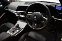BMW 3シリーズ 320i Mｽﾎﾟｰﾂ ｺﾝﾌｫｰﾄP ｵﾌﾟｼｮﾝHUD 全周囲ｶﾒﾗ3Dﾋﾞｭｰ ﾜｲﾔﾚｽ充電 電動ﾄﾗﾝｸ ﾋｰﾀｰ付ｱﾙｶﾝﾀｰﾗｺﾝﾋﾞ ﾀｯﾁﾊﾟﾈﾙﾅﾋﾞ ｱｯﾌﾟﾙｶｰﾌﾟﾚｲ 追従ACC LEDﾍｯﾄﾞﾗｲﾄ 側面衝突&車線変更&逸脱&歩行者警告 液晶ﾒｰﾀｰ 後退ｱｼｽﾄ Pｱｼｽﾄ 2年保証