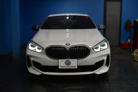 BMW 1シリーズ M135i xDrive ﾌﾙﾀｲﾑ4WD TV ｺﾝﾌｫｰﾄ&ﾅﾋﾞｹﾞｰｼｮﾝ&ｽﾄﾚｰｼﾞP Mｽﾎﾟｰﾂｼｰﾄ Mｽﾎﾟｰﾂﾌﾞﾚｰｷ 可変ｻｽ 追従ACC BMWﾗｲﾌﾞｺｯｸﾋﾟｯﾄ ﾋｰﾀｰ付ｱﾙｶﾝﾀｰﾗｽﾎﾟｰﾂｼｰﾄ ﾀｯﾁﾊﾟﾈﾙﾅﾋﾞ ｱｯﾌﾟﾙｶｰﾌﾟﾚｲ ﾍｷｻｺﾞﾅﾙLEDﾍｯﾄﾞﾗｲﾄ 電動Rｹﾞｰﾄ 2年保証