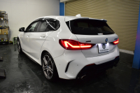 BMW 1シリーズ M135i xDrive ﾌﾙﾀｲﾑ4WD TV ｺﾝﾌｫｰﾄ&ﾅﾋﾞｹﾞｰｼｮﾝ&ｽﾄﾚｰｼﾞP Mｽﾎﾟｰﾂｼｰﾄ Mｽﾎﾟｰﾂﾌﾞﾚｰｷ 可変ｻｽ 追従ACC BMWﾗｲﾌﾞｺｯｸﾋﾟｯﾄ ﾋｰﾀｰ付ｱﾙｶﾝﾀｰﾗｽﾎﾟｰﾂｼｰﾄ ﾀｯﾁﾊﾟﾈﾙﾅﾋﾞ ｱｯﾌﾟﾙｶｰﾌﾟﾚｲ ﾍｷｻｺﾞﾅﾙLEDﾍｯﾄﾞﾗｲﾄ 電動Rｹﾞｰﾄ 2年保証