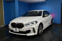 BMW 1シリーズ M135i xDrive ﾌﾙﾀｲﾑ4WD TV ｺﾝﾌｫｰﾄ&ﾅﾋﾞｹﾞｰｼｮﾝ&ｽﾄﾚｰｼﾞP Mｽﾎﾟｰﾂｼｰﾄ Mｽﾎﾟｰﾂﾌﾞﾚｰｷ 可変ｻｽ 追従ACC BMWﾗｲﾌﾞｺｯｸﾋﾟｯﾄ ﾋｰﾀｰ付ｱﾙｶﾝﾀｰﾗｽﾎﾟｰﾂｼｰﾄ ﾀｯﾁﾊﾟﾈﾙﾅﾋﾞ ｱｯﾌﾟﾙｶｰﾌﾟﾚｲ ﾍｷｻｺﾞﾅﾙLEDﾍｯﾄﾞﾗｲﾄ 電動Rｹﾞｰﾄ 2年保証