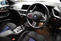 BMW 1シリーズ M135i xDrive ﾌﾙﾀｲﾑ4WD TV ｺﾝﾌｫｰﾄ&ﾅﾋﾞｹﾞｰｼｮﾝ&ｽﾄﾚｰｼﾞP Mｽﾎﾟｰﾂｼｰﾄ Mｽﾎﾟｰﾂﾌﾞﾚｰｷ 可変ｻｽ 追従ACC BMWﾗｲﾌﾞｺｯｸﾋﾟｯﾄ ﾋｰﾀｰ付ｱﾙｶﾝﾀｰﾗｽﾎﾟｰﾂｼｰﾄ ﾀｯﾁﾊﾟﾈﾙﾅﾋﾞ ｱｯﾌﾟﾙｶｰﾌﾟﾚｲ ﾍｷｻｺﾞﾅﾙLEDﾍｯﾄﾞﾗｲﾄ 電動Rｹﾞｰﾄ 2年保証