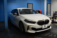BMW 1シリーズ M135i xDrive ﾌﾙﾀｲﾑ4WD TV ｺﾝﾌｫｰﾄ&ﾅﾋﾞｹﾞｰｼｮﾝ&ｽﾄﾚｰｼﾞP Mｽﾎﾟｰﾂｼｰﾄ Mｽﾎﾟｰﾂﾌﾞﾚｰｷ 可変ｻｽ 追従ACC BMWﾗｲﾌﾞｺｯｸﾋﾟｯﾄ ﾋｰﾀｰ付ｱﾙｶﾝﾀｰﾗｽﾎﾟｰﾂｼｰﾄ ﾀｯﾁﾊﾟﾈﾙﾅﾋﾞ ｱｯﾌﾟﾙｶｰﾌﾟﾚｲ ﾍｷｻｺﾞﾅﾙLEDﾍｯﾄﾞﾗｲﾄ 電動Rｹﾞｰﾄ 2年保証